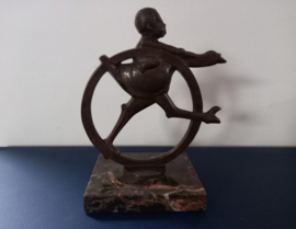 Bronzen beeld van jongetje op struisvogel