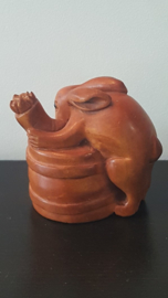 Netsuke van een konijntje met wortel