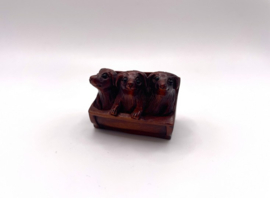 Netsuke van 3 honden in een mandje