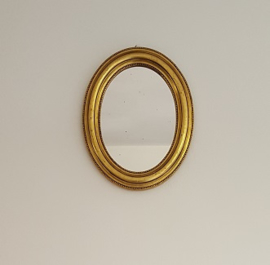 Ovaal spiegeltje in vergulde lijst