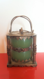 Nepalese theepot met exotische decoratie