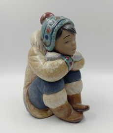 Lladro peizende Inuit jongen #2159