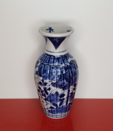 Gelobd vaasje met florale en randdecoratie 