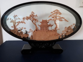 Vitrine met Chinees kurksnijwerk - San You