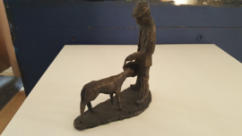 Bronzen beeld boer voert kalf