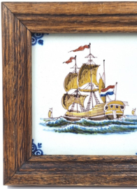 Makkum tegeltje met zeilschip in houten lijst
