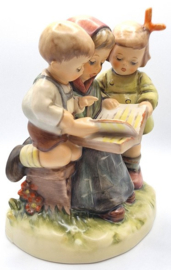 Hummel beeldje 'Märchenstunde / Storybook time'
