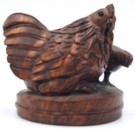 Netsuke van een kip met kuiken