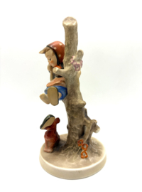 Hummel beeldje 'Out of danger' (groot)