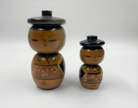 Twee kokeshi poppen