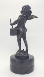 Cupido spelend op trom