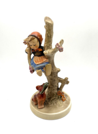 Hummel beeldje 'Out of danger' (groot)