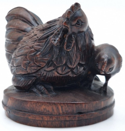 Netsuke van een kip met kuiken