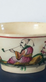 Chinees schaaltje met opium rokende man