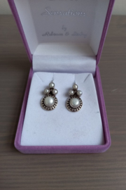 Zilveren oorhangers met parels