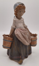 Lladro "Meisje met twee emmers"
