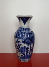 Gelobd vaasje met florale en randdecoratie 