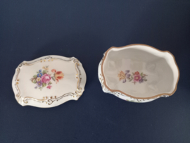 Porseleinen bakje met floraal decor