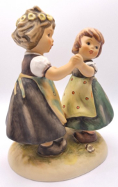 Hummel beeldje 'Zwei tanzende Mädchen / Spring dance'