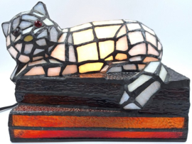 Tiffany stijl tafellamp 'Cat on Books'