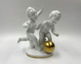 Bavaria beeldje van putti met gouden bal