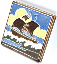 Cloisonné tegeltje zeilschip