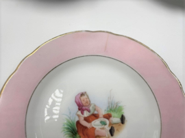 Roze gebakstel met kinder tafereel