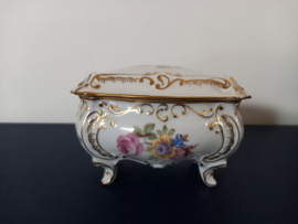 Porseleinen bakje met floraal decor