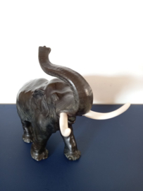 Grote gebronsde olifant