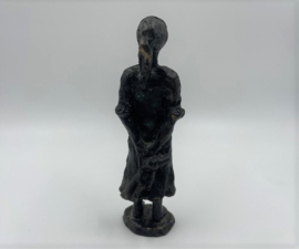Bronzen beeldje "Sophietje" met knuffel
