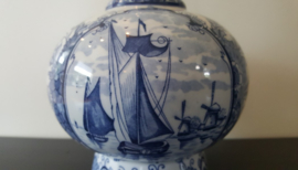 Delfts blauwe vaas met molens en schepen - December 507