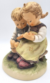 Hummel beeldje 'Smart little sister'