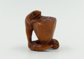 Kleine netsuke van kikker