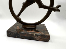 Bronzen beeld van jongetje op struisvogel