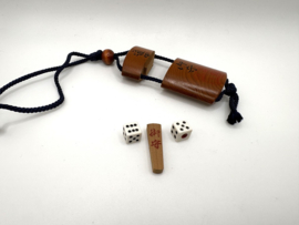 Japanse inro met dobbelstenen