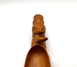 Netsuke theeschep met slang