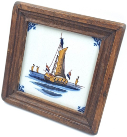 Tegeltje met zeilschip in houten lijst
