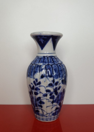 Gelobd vaasje met florale en randdecoratie 