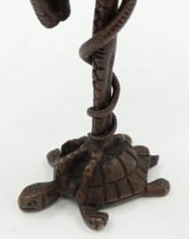 Bronzen beeld van een ooievaar op schildpad