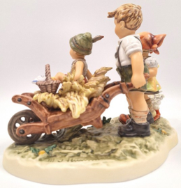 Hummel beeld 'Erntezeit / Harvest time'