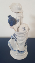 Beeldje van dame met kruik