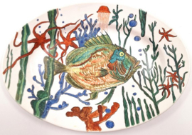Schaal met vis in majolica stijl