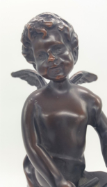 Cupido spelend op trom