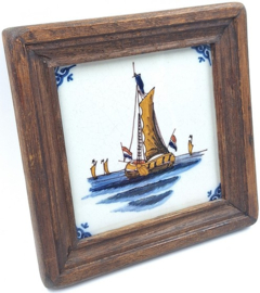 Tegeltje met zeilschip in houten lijst