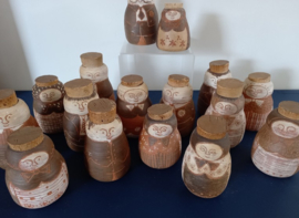 16 kleine terracotta voorraadpotten
