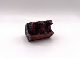 Netsuke van 3 honden in een mandje
