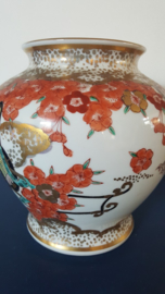Japanse vaas met een versiering van een koets