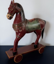 Houten speelgoed paard op wielen