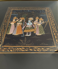 Krishna met gezelschap op zijde