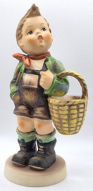 Hummel beeldje 'Dorfbub / Village boy'